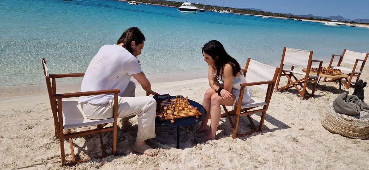TarjeiJS's tweet image. &quot;I am veru happy with my position!&quot; - Andrea Botez facing GM Moussard on the beach. #ChessInParadise