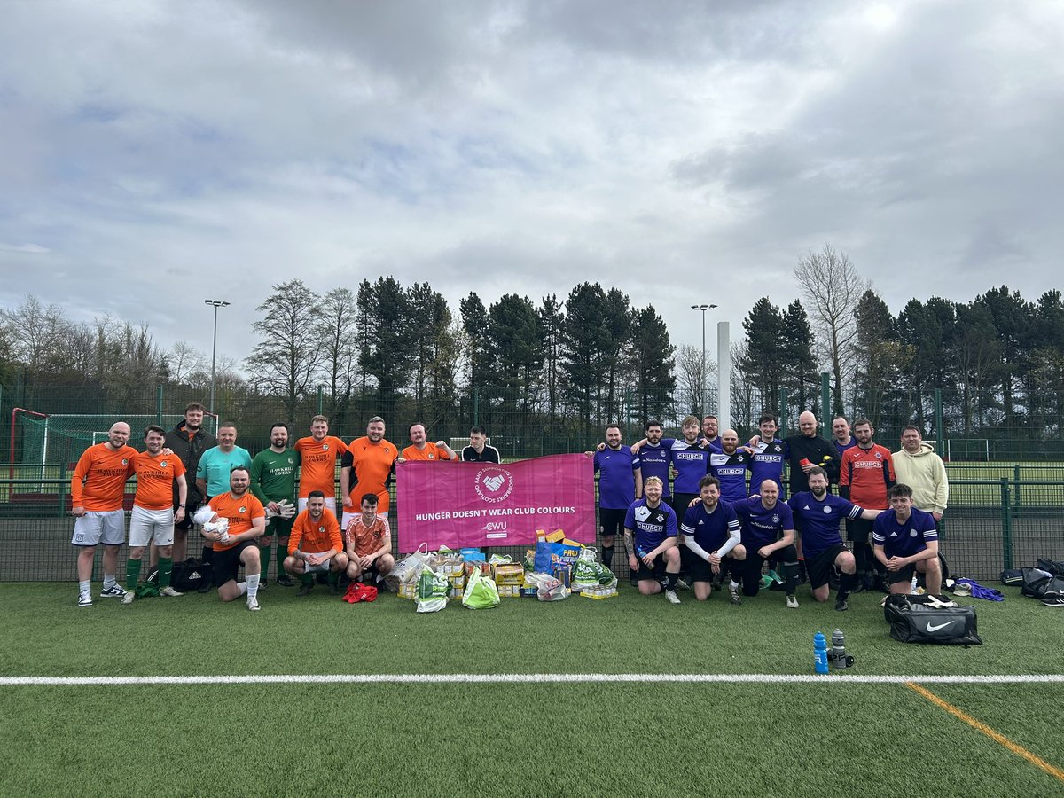 ⚽️ @DundeeFSF & Dundee University Sunday League Alumni held their solidarity match for local foodbanks this morning as part of Speak Oot festival! Thanks to everyone who donated food items & toiletries! 🤝 #HungerDoesntWearClubColours