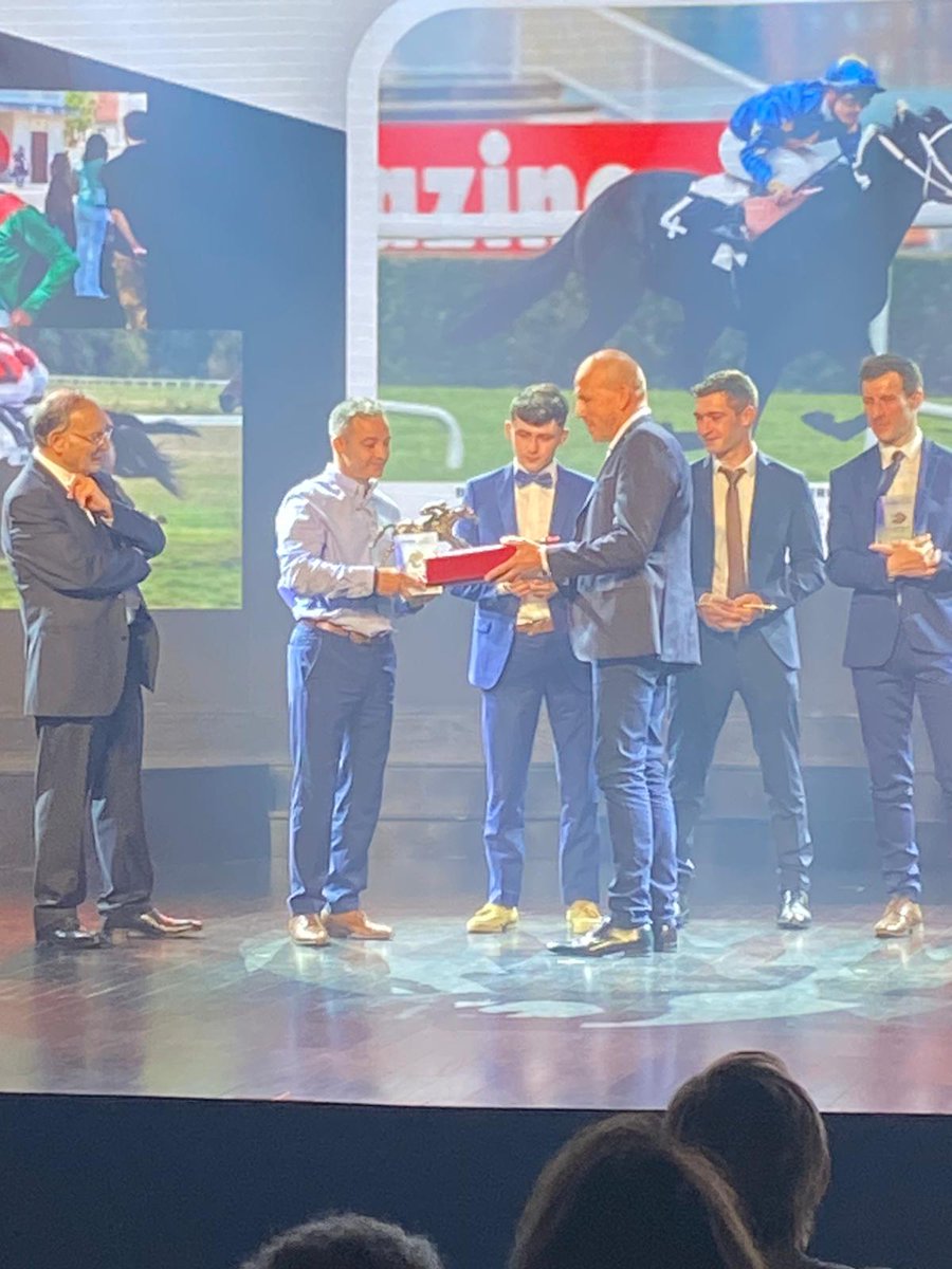 🏆 L’Association des Propriétaires de Chevaux au Galop de l’Ouest a organisé la Soirée des Casaques et des Cravaches d’Or ce samedi.

🏅Un trophée d’honneur a été remis à Alexandre Roussel pour l’ensemble de sa carrière.

Retrouvez les infos sur la page facebook APGO-Galop