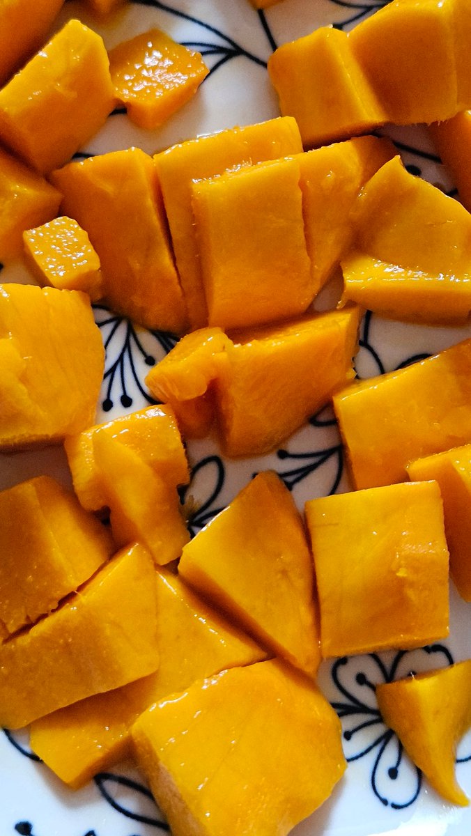your annual reminder that alphonso is truly the king of mangoes 🥭  #mangoseason