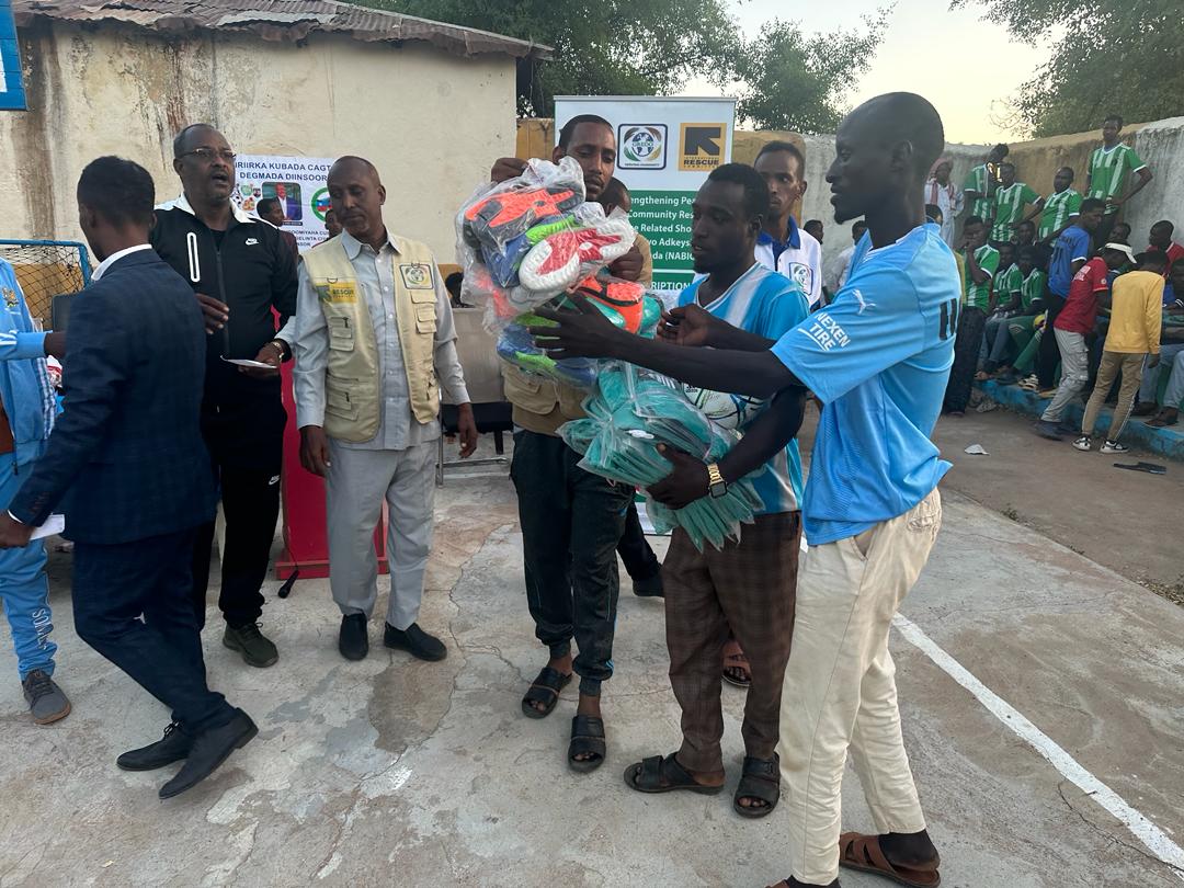 gredosom's tweet photo. 📣 Big announcement🌟
In our partnership with @RESCUEorg, and the generous funding from @BMZ_Bund, we made a significant impact in Diinsoor District #SWSS 🇸🇴!
We proudly supported 8 football sport groups, providing a total of 176 talented players with the tools they need to thrive.
At a vibrant ceremony, we handed over 176 t-shirts👕with shorts🩳, 16 soccer balls⚽, 176 pairs of shoes👟, and even 100 plastic chairs for spectators! 🙌
🤝 Working closely with local authorities, community leaders, and youth associations, we're fostering peace, unity, and empowering young individuals to build a brighter future for the young generation.
By engaging in sports, these young athletes are not only improving their physical fitness but also developing crucial teamwork skills and overall well-being. 🌞
👏 We extend our heartfelt gratitude to everyone involved in making this event a resounding success. @BMZ_Bund / @GermanyinSOM, your support is changing lives and creating lasting positive change. 🤗
#GREDO #IRC #BMZ #GenmanyinSomali #YouthEmpowerment #SportsForUnity
