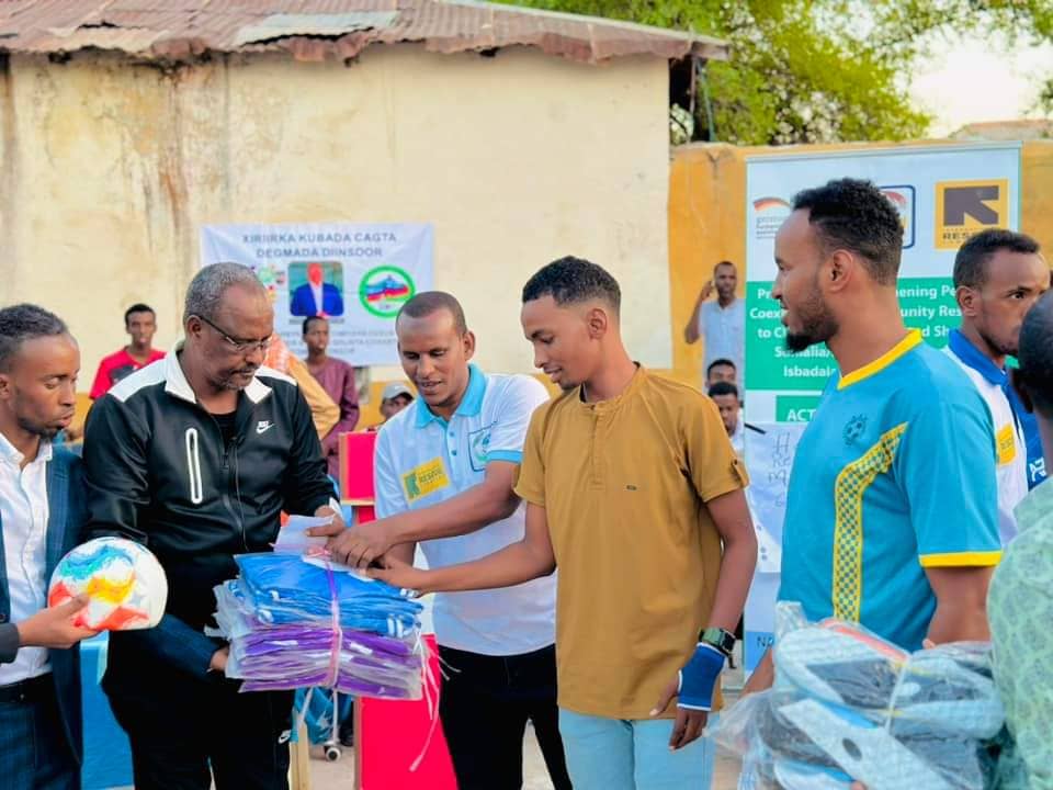 gredosom's tweet photo. 📣 Big announcement🌟
In our partnership with @RESCUEorg, and the generous funding from @BMZ_Bund, we made a significant impact in Diinsoor District #SWSS 🇸🇴!
We proudly supported 8 football sport groups, providing a total of 176 talented players with the tools they need to thrive.
At a vibrant ceremony, we handed over 176 t-shirts👕with shorts🩳, 16 soccer balls⚽, 176 pairs of shoes👟, and even 100 plastic chairs for spectators! 🙌
🤝 Working closely with local authorities, community leaders, and youth associations, we're fostering peace, unity, and empowering young individuals to build a brighter future for the young generation.
By engaging in sports, these young athletes are not only improving their physical fitness but also developing crucial teamwork skills and overall well-being. 🌞
👏 We extend our heartfelt gratitude to everyone involved in making this event a resounding success. @BMZ_Bund / @GermanyinSOM, your support is changing lives and creating lasting positive change. 🤗
#GREDO #IRC #BMZ #GenmanyinSomali #YouthEmpowerment #SportsForUnity