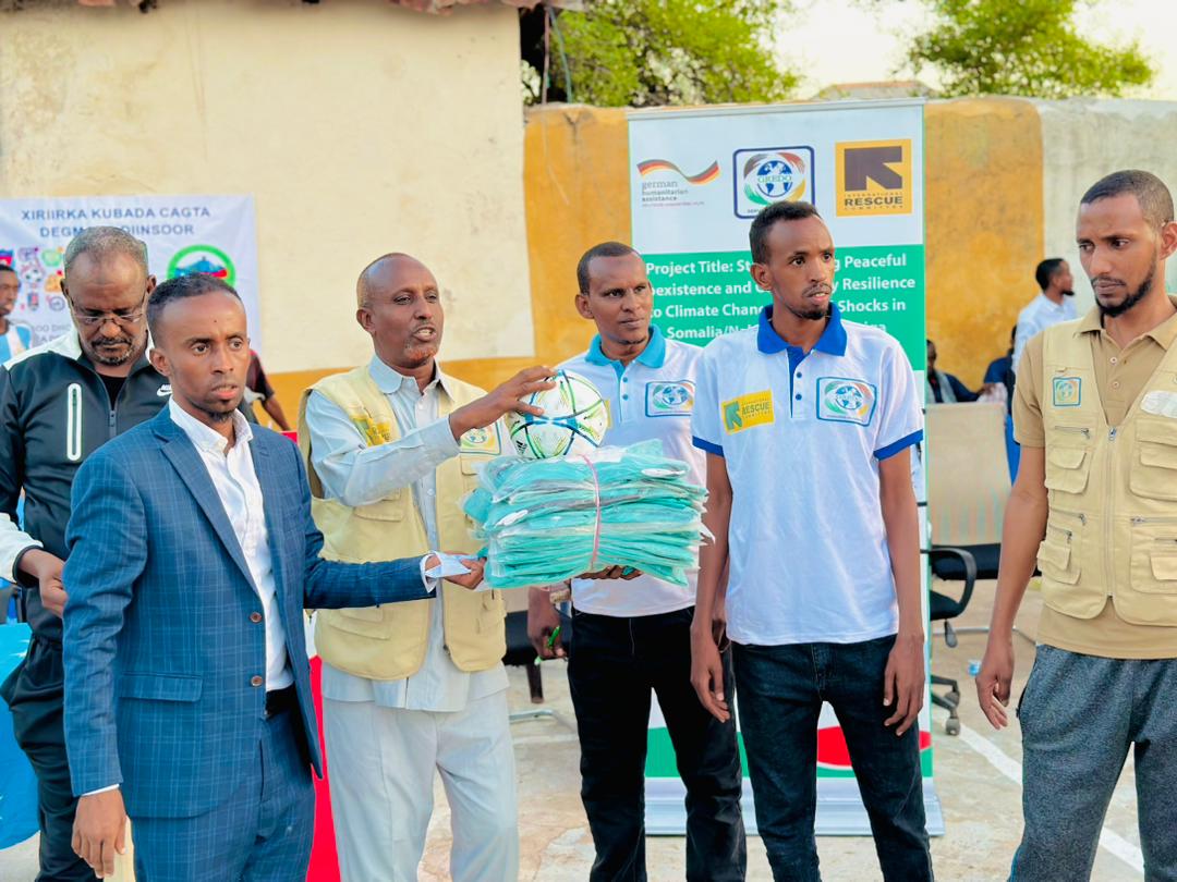 gredosom's tweet photo. 📣 Big announcement🌟
In our partnership with @RESCUEorg, and the generous funding from @BMZ_Bund, we made a significant impact in Diinsoor District #SWSS 🇸🇴!
We proudly supported 8 football sport groups, providing a total of 176 talented players with the tools they need to thrive.
At a vibrant ceremony, we handed over 176 t-shirts👕with shorts🩳, 16 soccer balls⚽, 176 pairs of shoes👟, and even 100 plastic chairs for spectators! 🙌
🤝 Working closely with local authorities, community leaders, and youth associations, we're fostering peace, unity, and empowering young individuals to build a brighter future for the young generation.
By engaging in sports, these young athletes are not only improving their physical fitness but also developing crucial teamwork skills and overall well-being. 🌞
👏 We extend our heartfelt gratitude to everyone involved in making this event a resounding success. @BMZ_Bund / @GermanyinSOM, your support is changing lives and creating lasting positive change. 🤗
#GREDO #IRC #BMZ #GenmanyinSomali #YouthEmpowerment #SportsForUnity