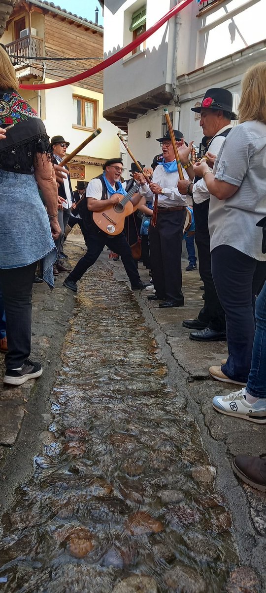 #Guitarvera Folklore puro y duro, de raíz, en las calles de #VillanuevaDeLaVera.
