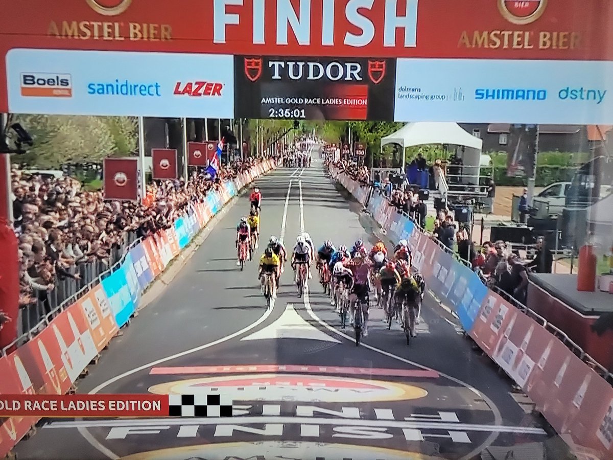 Marianne Vos takes the win after Lorena Wiebes celebrates too soon 😬🤩 Wow 😅 #AGR24 #AGRwomen