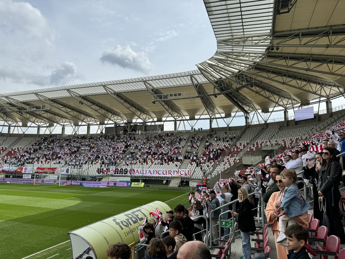 perstenman's tweet photo. Inte #ifkgbg  i Kalmar men fotboll live i alla fall, ett jäkla tryck från klackar o övrig publik. LKS Lodz - RKS Radomiak. https://t.co/XNoE81FEkw