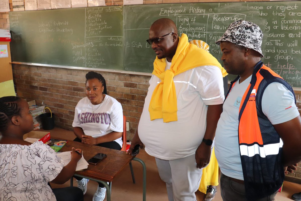 📍MM Moeketsi Primary School People are out in numbers to register . MEC @MziKhumalo_ is here assisting with the process. #iCrushNeLova #NasiiSpani