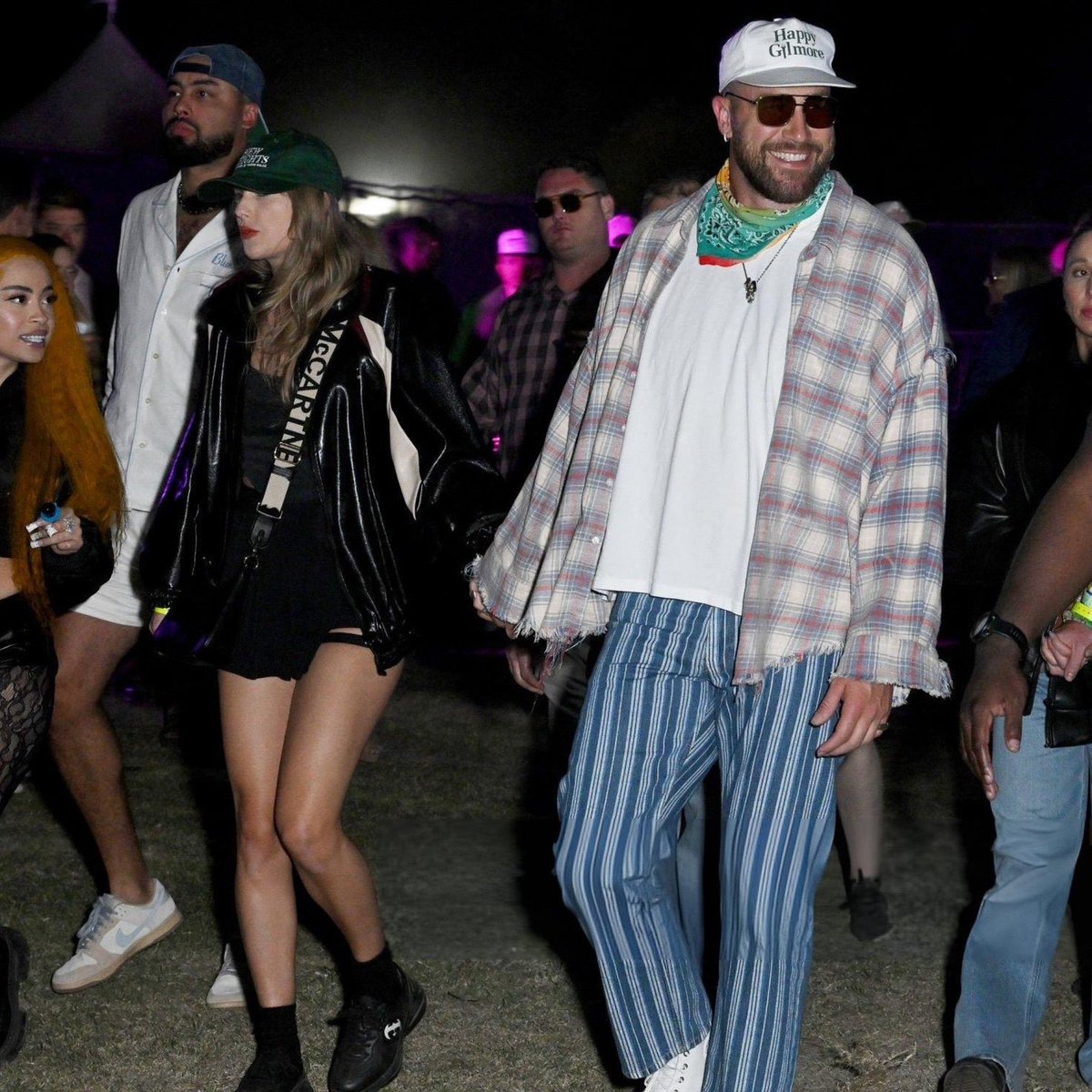 swiftuniversebr's tweet photo. LINDOS!! 

Taylor Swift e Travis Kelce no #Coachella ontem à noite! https://t.co/b7OR0EAync