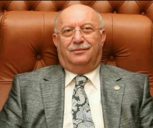 Rahmetli babası Eyyüp Cenap Gülpınar hiç bir zaman "Bu benim maaşım, bir köşede kalsın" demedi. Fakir fukaranın yanında oldu. 

Oğlu Kasım Gülpınar'da babasından gördüğünü yıllardır uyguluyor. Vekil maaşını almadığı gibi şimdi de Büyükşehir başkanlık maaşını burs olarak veriyor.