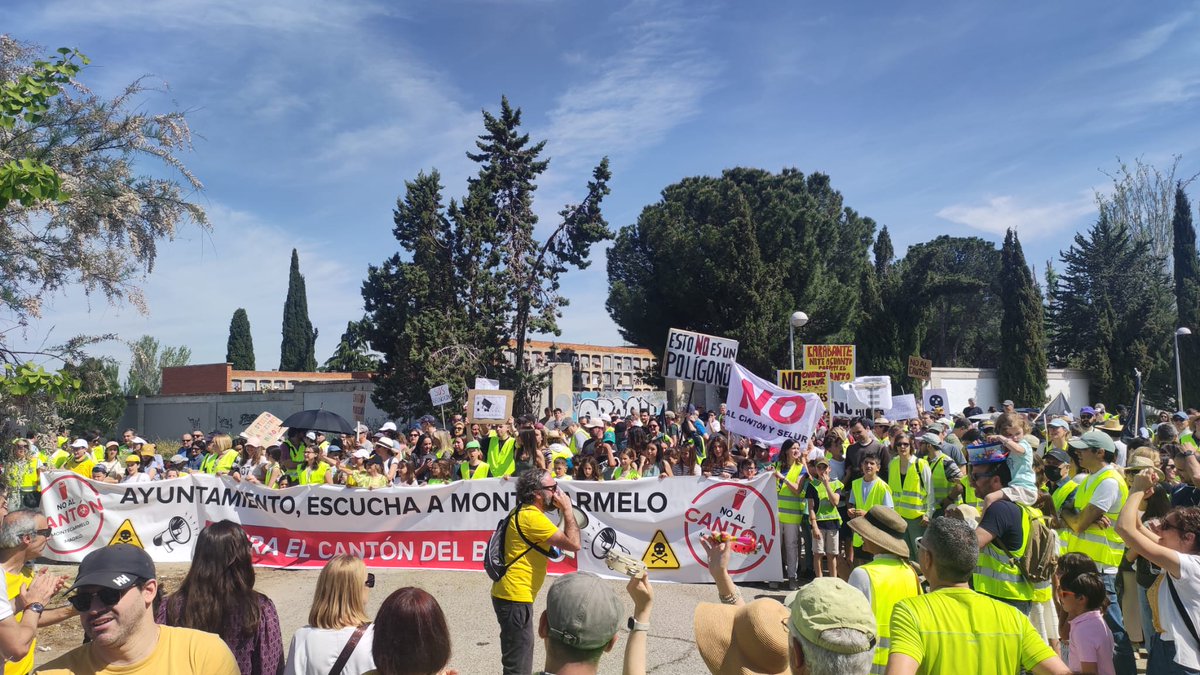 ¿Por qué no escuchar a todo un barrio? No vamos a parar hasta que reubiqueis el #megacantón y la #macroselur de #montecarmelo; @AlmeidaPP_, @bcarabante, @InmaSanzO; @MADRID Hemos llenado con una #granmanifestación