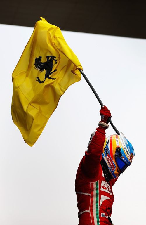 OTD in 2013, Fernando Alonso won the Chinese Grand Prix for Ferrari, and created one of the coldest F1 pictures of all time 🥶 It’s still Ferrari’s last win in China.