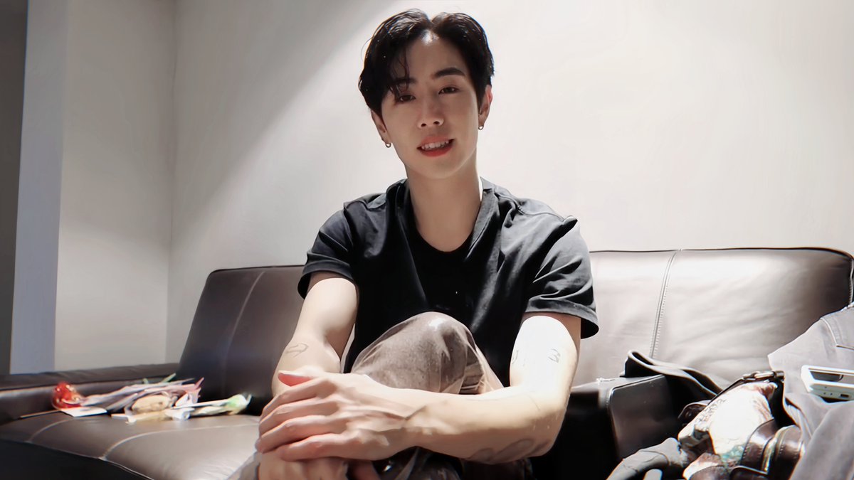 aoyaoeyy's tweet photo. มุมเสย = เสยความหล่อ 

#MarkTuan https://t.co/3fTJJM2o3I