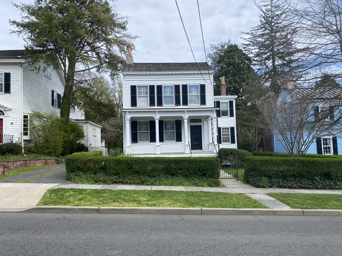 Albert Einstein was visiting 🇺🇸 when Hitler came to power in Germany in 1933; he decided to stay. In 1935 he bought a house on Mercer Street in Princeton NJ where he lived until his death 20 years later. Subsequently home to 2 other Nobel laureates. Still a private house.