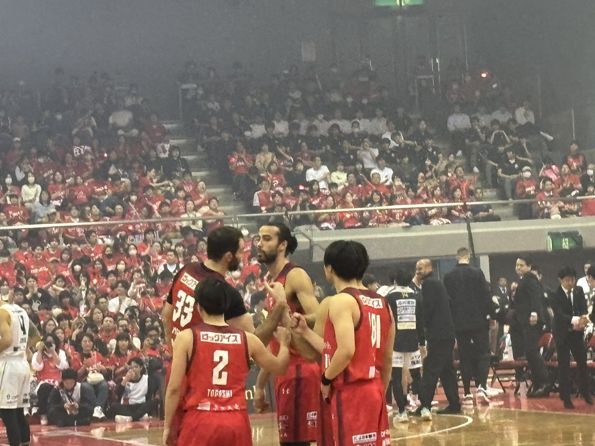 かえりまーす✈️
ありがとう船アリ♡

飛行機の時間あってバタバタすみません
またホーム戦おじゃましまーす！

#千葉ジェッツ
#ジャンボくん
#九州組

ジャンボくんとタッチできたの嬉しい♡