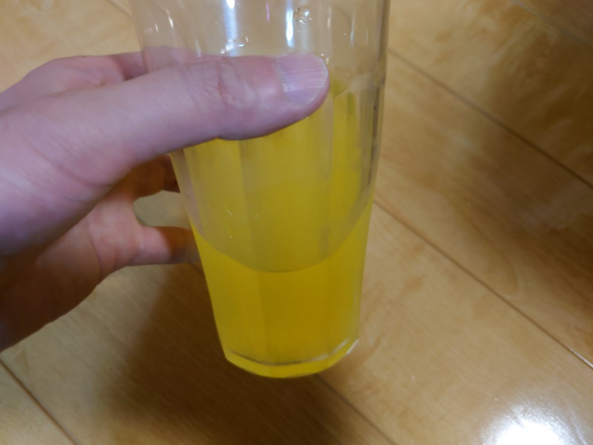 オロナミンCとポカリスエットを一対一デ割って作る飲み物「オロポ」🥤 初めて飲んでみたけど……それぞれ単体の方が美味いんじゃなかろうか🤔