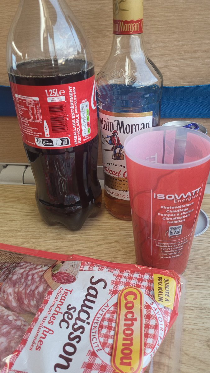 TangThevenet's tweet photo. Petit souvenir de l aller avec un bon petit dej à 8h du matin avec l' ami @69_guerin 
On espère une issue plus favorable ce soir https://t.co/odXk9tBPcz