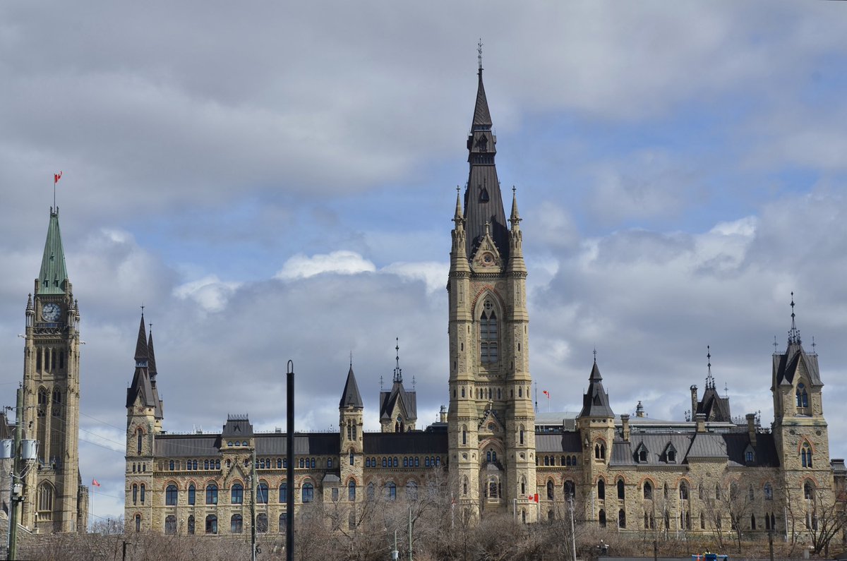 West Block & the Peace Tower. We just can’t seem to shake the April showers. A glimpse of sun then clouds w/a few ☔️today, mainly in the afternoon. It’s 1° now. A seasonal high near 10°. Wind SW 10-20. Low 3°. A sun/cloud mix Mon & 14°. 40% chance of a ☔️. #ottawa #ONwx #ottnews