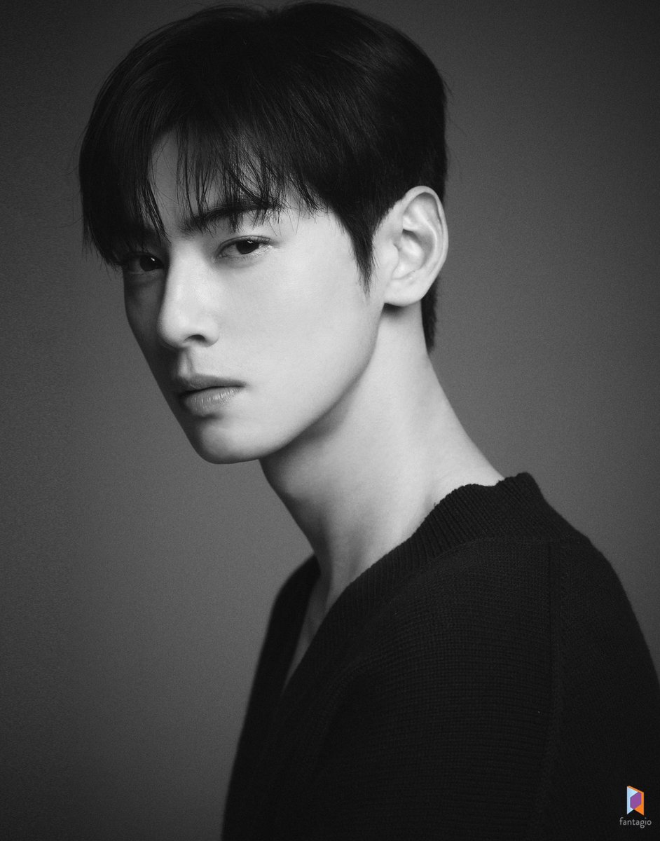 ChaeunwooTH's tweet photo. [📰] #ชาอึนอู ได้แบ่งปันความคิดที่จริงใจของเขาในการสัมภาษณ์ Q&A โดยแสดงความเศร้าเกี่ยวกับบทสรุปของละครและความรู้สึกที่แท้จริงของเขาใน #WonderfulWorld 

ถาม : ขอให้บอกเล่าความรู้สึกกับตอนจบของ Wonderful World 
ตอบ : ในฐานะที่ติดตามดูละครในทุกสัปดาห์เช่นกัน ผมรู้สึกเศร้าที่ละครได้จบลงแล้ว ผมอยากให้ทุกตัวละครรวมถึงซอนยุลด้วยมีความสุข แต่ก็คิดว่าทุกคนได้พบกับความสุขในแนวทางของตนเองซึ่งผมก็ขอเอาใจช่วยต่อไปครับ และอยากจะขอบคุณผู้ชมทุกคนที่ได้หัวเราะและร้องไห้กับเรื่องนี้มาด้วยกัน

ถาม : พูดถึงการทำงานกับนักแสดงรุ่นพี่
ตอบ : ตรงกันข้ามกับบรรยากาศระหว่างตัวละครในเรื่อง ในระหว่างถ่ายทำแต่ละซีนสนุกมาก รุ่นพี่จะเป็นผู้สร้างบรรยากาศสนุกสนานในกองถ่าย หยอกล้อกันในเวลาพัก และได้พูดคุยกันมากมายเมื่อได้มีโอกาสทานอหารด้วยกันครับ

ถาม : คิดว่าตอนจบจะเป็นอย่างไร
ตอบ : ขณะที่แสดงเป็นซอนยุล ผมเคยคิดอยู่ว่าเรื่องนี้จะจบอย่างไรและได้จินตนาการไปมากมาย โดยส่วนตัวผมเข้าใจที่ซอนยุลทำร้ายคนอื่น เลยคิดว่าตอนจบน่าจะเศร้า แต่สุดท้ายก็สวยงามที่ซอนยุลได้กลับไปเป็นนักเรียนแพทย์อีกครั้งและมีความสุขกับเพื่อนร่วมรุ่น เป็นตอนจบที่สมกับชื่อเรื่อง wonderful world มากเลยครับ

ถาม : ขอให้เล่าถึงซีนที่ชอบที่สุด
ตอบ : ยากมากเลยที่จะเลือก เพราะผมจำทุกอย่างได้ว่าทุกตอนล้วนมีความหมายและเราทำงานกันอย่างหนัก อย่างไรก็ตามผมจะรู้สึกมีความสุขกับตัวเองเวลาที่แสดงผลงานได้ดี 

ถาม : โปรดส่งข้อความถึงแฟนๆ และผู้ชมที่ได้รักและสนับสนุน
ตอบ : ก่อนอื่น ขอบคุณมากๆ ที่ผู้ชมติดตามและให้ความรักแก่  wonderful world ผมหวังว่าเรื่องนี้จะอยู่ในใจของทุกคนเพราะความน่าอบอุ่นและประทับใจในช่วงเวลาตั้งแต่ฤดูใบไม้ผลิไปจนถึงตอนจบในฤดูหนาว เราทุกคนล้วนมีบาดแผลและความเจ็บปวด แต่ผมหวังว่าความเข้มแข็งจะต้องเกิดขึ้นได้อีกครั้ง ขอบคุณและขอให้มีความสุขครับ

🔗 https://t.co/ifKfEsmFms

#원더풀월드 #CHAEUNWOO #차은우 
#ASTRO #아스트로 #チャウヌ #车银优 
#車銀優 #이동민 @CHAEUNWOO_offcl