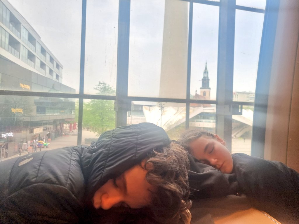 DimensteinJayne's tweet photo. Berlin here we come (4.00am)... https://t.co/S0781cGMyp