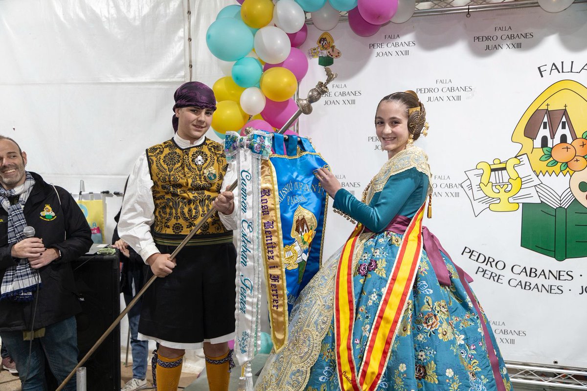 Falla374's tweet image. El 19/03, antes del brindis final del ejercicio, nuestras Falleras Mayores impusieron a los estandartes sus corbatines oficiales 😍 Y, además, pudieron también poner el Bunyol colectivo de JCF por el 30º aniversario de la comisión, así como la medalla por el 🥇 de Sección 10ª 🥰