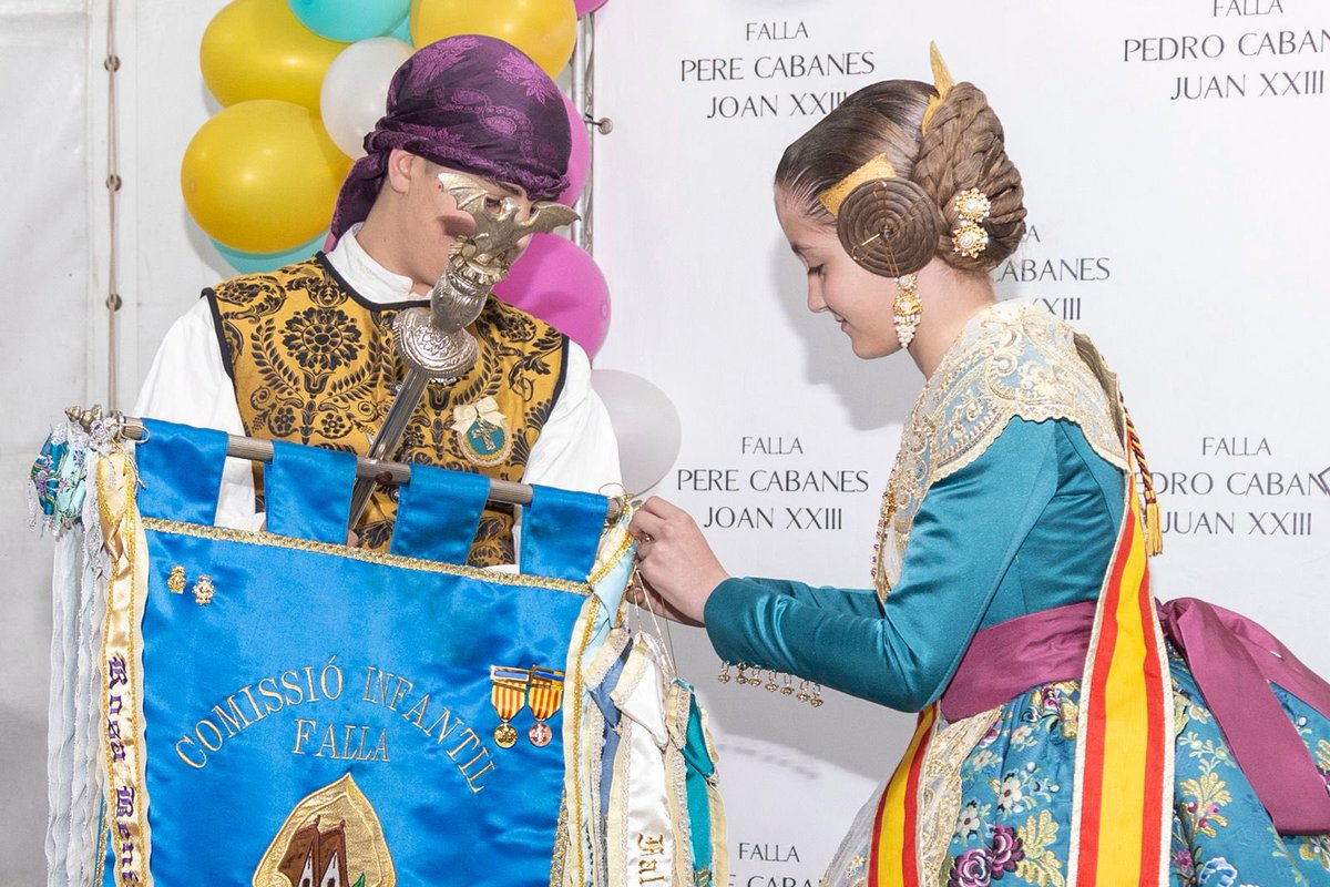 Falla374's tweet image. El 19/03, antes del brindis final del ejercicio, nuestras Falleras Mayores impusieron a los estandartes sus corbatines oficiales 😍 Y, además, pudieron también poner el Bunyol colectivo de JCF por el 30º aniversario de la comisión, así como la medalla por el 🥇 de Sección 10ª 🥰