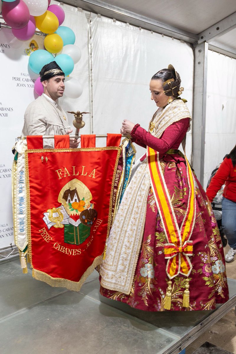 Falla374's tweet image. El 19/03, antes del brindis final del ejercicio, nuestras Falleras Mayores impusieron a los estandartes sus corbatines oficiales 😍 Y, además, pudieron también poner el Bunyol colectivo de JCF por el 30º aniversario de la comisión, así como la medalla por el 🥇 de Sección 10ª 🥰