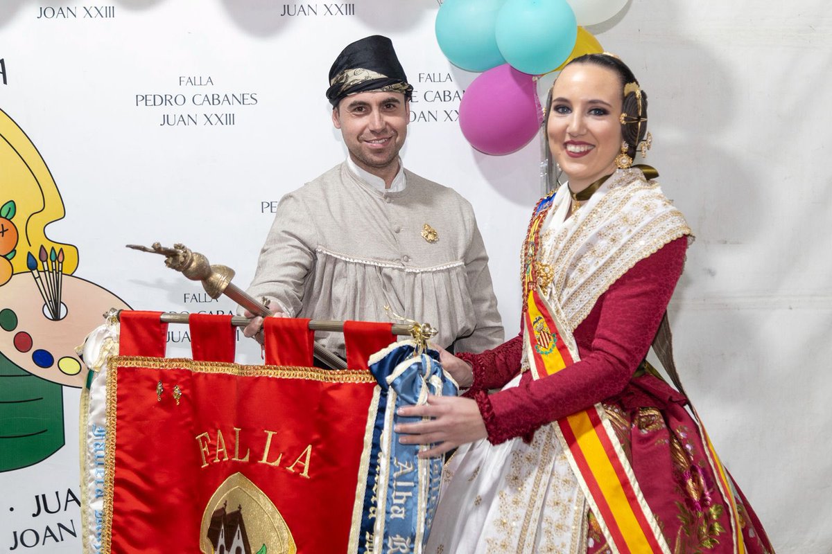 Falla374's tweet image. El 19/03, antes del brindis final del ejercicio, nuestras Falleras Mayores impusieron a los estandartes sus corbatines oficiales 😍 Y, además, pudieron también poner el Bunyol colectivo de JCF por el 30º aniversario de la comisión, así como la medalla por el 🥇 de Sección 10ª 🥰