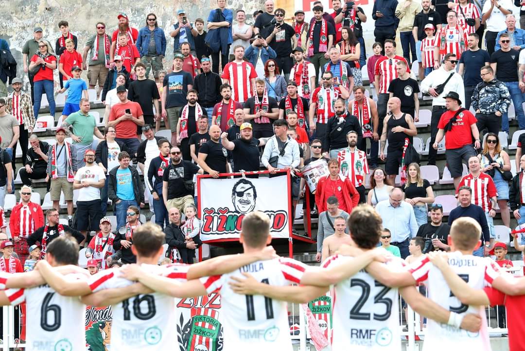 fkvz1903's tweet photo. Běží poslední minuta nastavení, ale fanoušci nepolevují ve frenetickém fandění a ženou tým na zteč ... a David Sixta odpaluje vítěznou euforii! 🤍❤️
📷 @SvatoplukSamler
#spolecne #fans #Sixta https://t.co/cHIbOgqEor