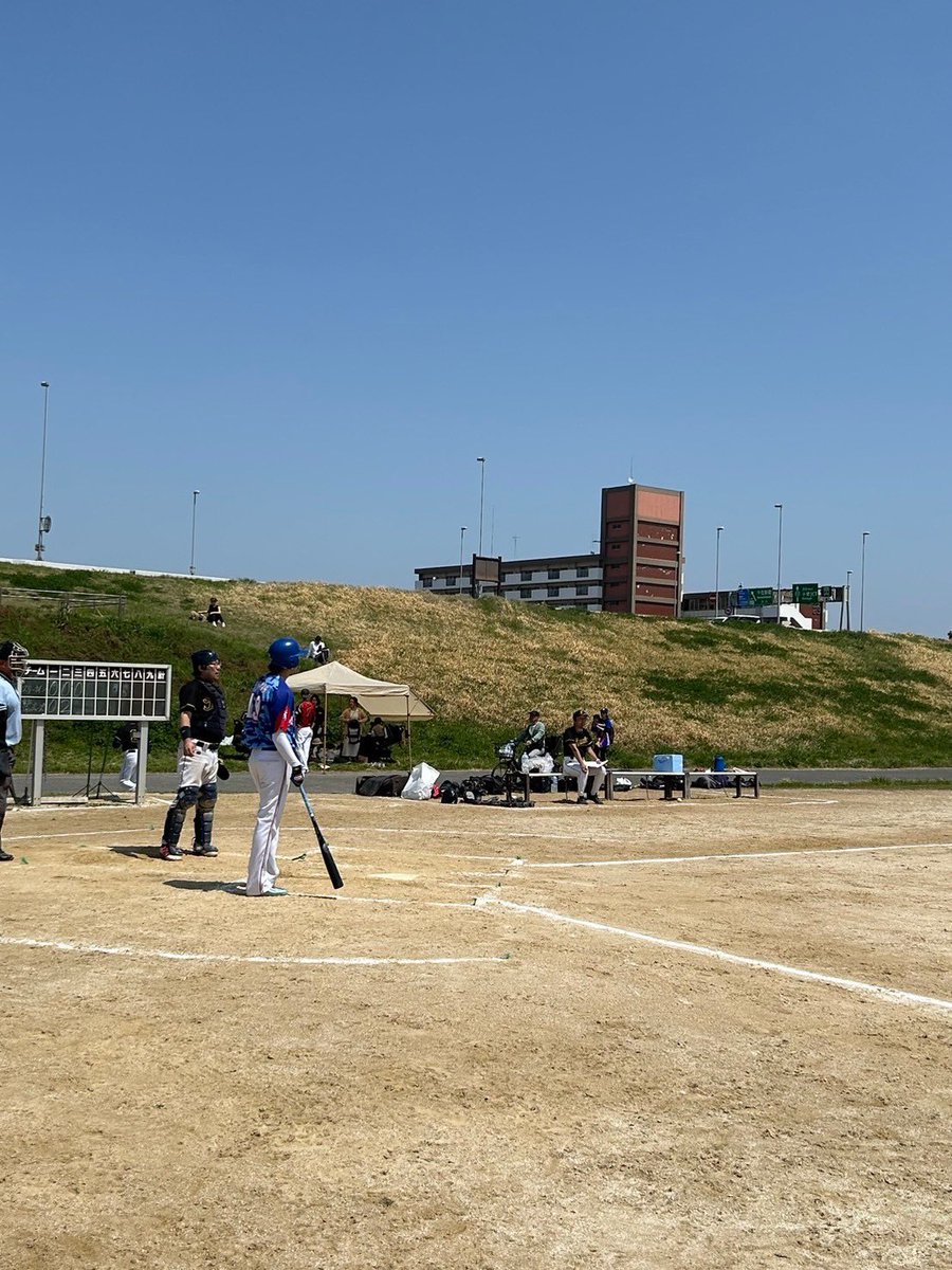 区民大会
vs 絆様
10-5 win

初回幸先よく2点を先制するも、2回にエラーなどで逆転を許す😰
しかし、裏の攻撃で打線が繋がり一挙5得点。
その後も得点を重ね、勝利となった。

絆様 対戦有難う御座いました！
#24 #草野球 #東京 #選手募集