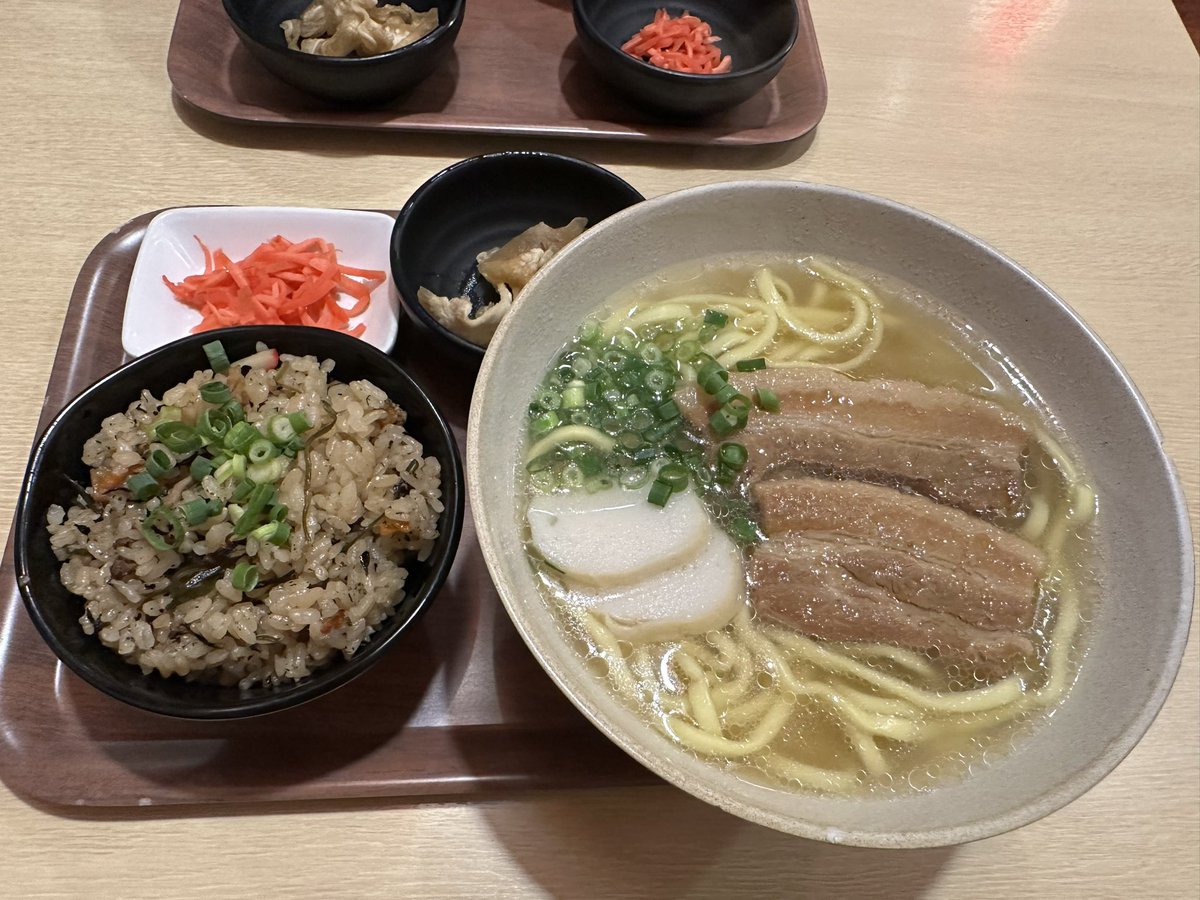 EVA_oyaji's tweet photo. 昼御飯の沖縄そば、中サイズにじゅーしーセットにしたらむっちゃ腹いっぱいになったさ〜。
おかげで打ち上げでは少ししか食べられなかった。💦
#ingressSS https://t.co/gcEBq7M4yW