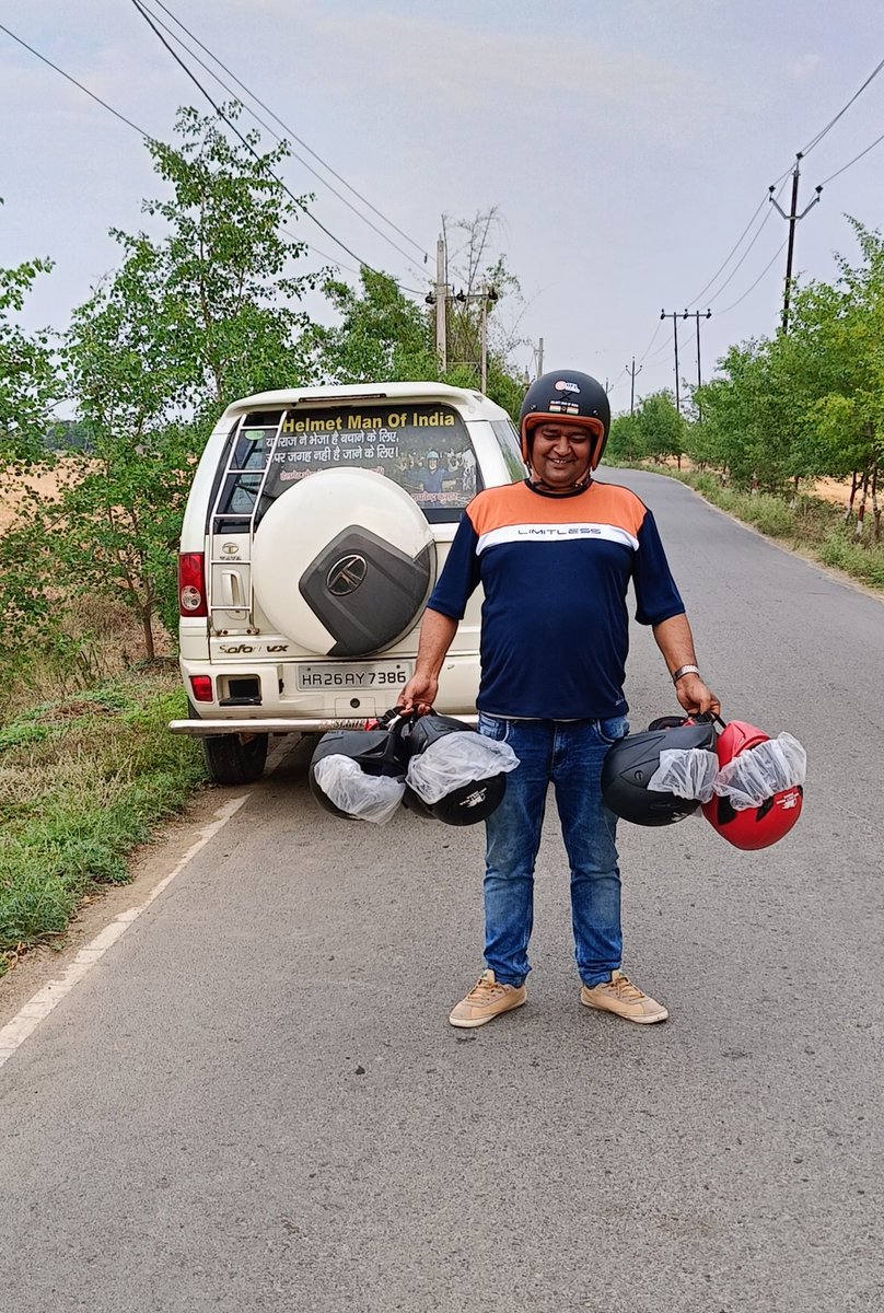 helmet_man_'s tweet photo. अपने मिशन की शुरुआत करने से पहले सड़कों को प्रणाम करके हाल-चाल पूछना, इनसे मुस्कुरा कर बात करना मेरी हर दिन की आदत हो गई है. ऐसा इसलिए करता हूं ये सड़के कभी हमें मतलबी ना समझें सिर्फ लोगों के ही घर सुरक्षित पहुंचाने की बात करता हू.🙏🇮🇳
#Helmetmanofindia #Roadsafety #Helmetman https://t.co/ZdyG7SF1hD