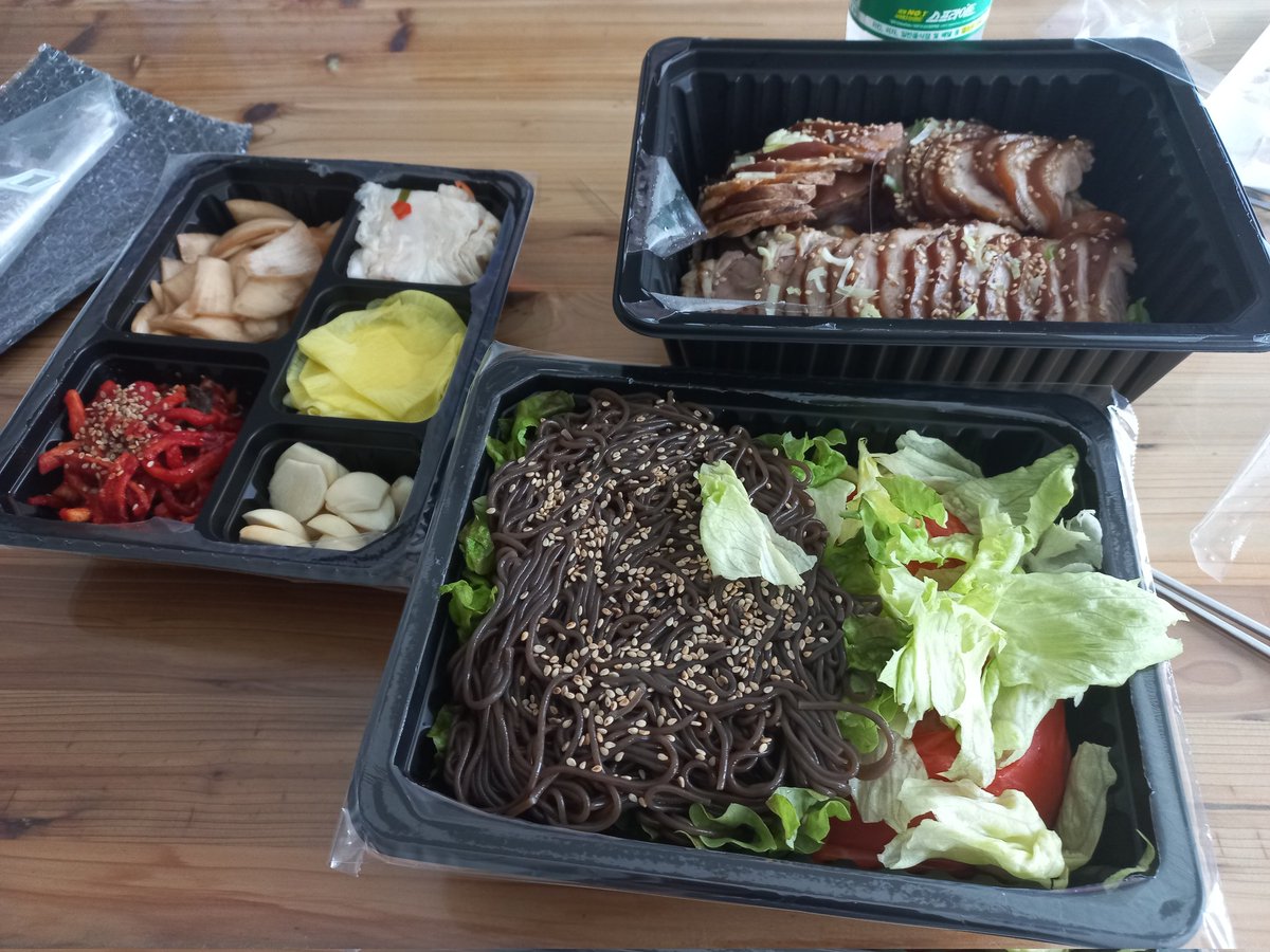 오늘도 친구둘 놀러온다해서 밀린빨래에 미리 청소 좀하며 오전보냈다.
모모타로전철과 인생게임 번갈아 가며 플레이했고 배달 중국음식으로 점심식사하고 오후엔 간식으로 족발세트시켰다.🤤😋
아저씨 셋이 주말마다 이러고 노는거보면 웃기기도하지만 우리로서는 세상편안하고 행복한 시간들이다😄