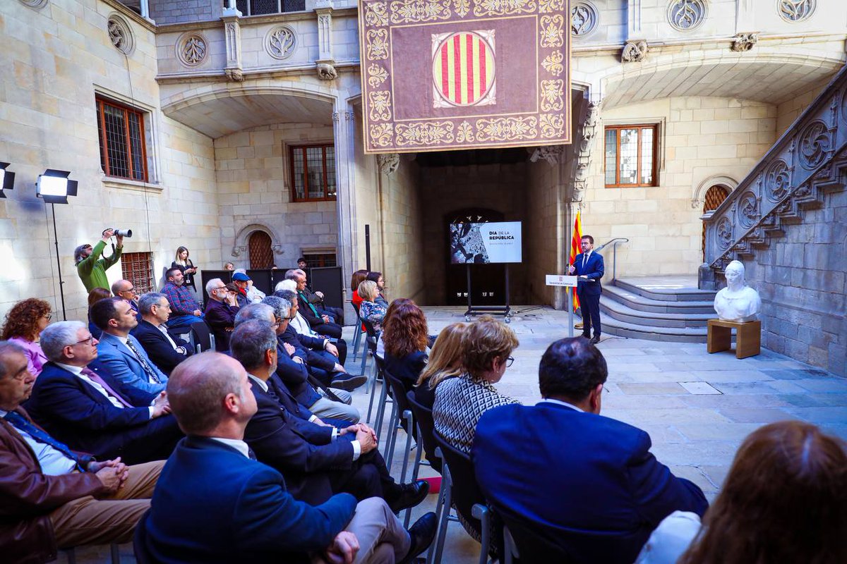 Avui seguim perseguint l'objectiu de la República Catalana de Francesc Macià per construir un país més just, pròsper i lliure. Reivindiquem-la per plantar cara als que enyoren una Catalunya sotmesa. Visca Catalunya, visca la República i visca la llibertat! ✊🏻