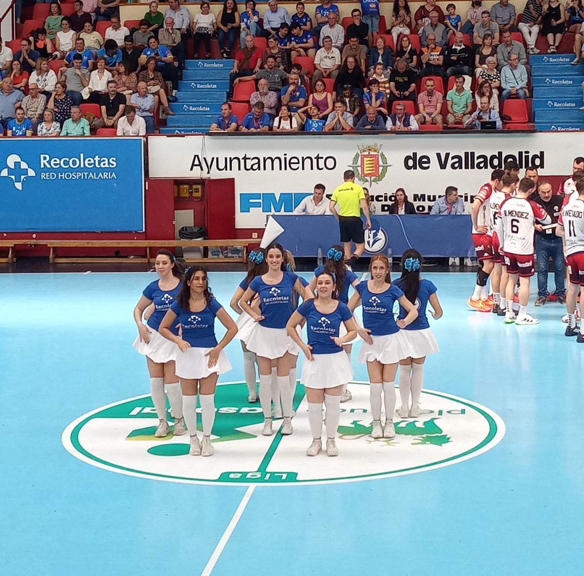 2Solete's tweet photo. Min. 36:20 , @atlvalladolid  20 - 15 @BalonmanoNava
Tm visitante con @Pucela_Dance https://t.co/PNIpBXzr8Z