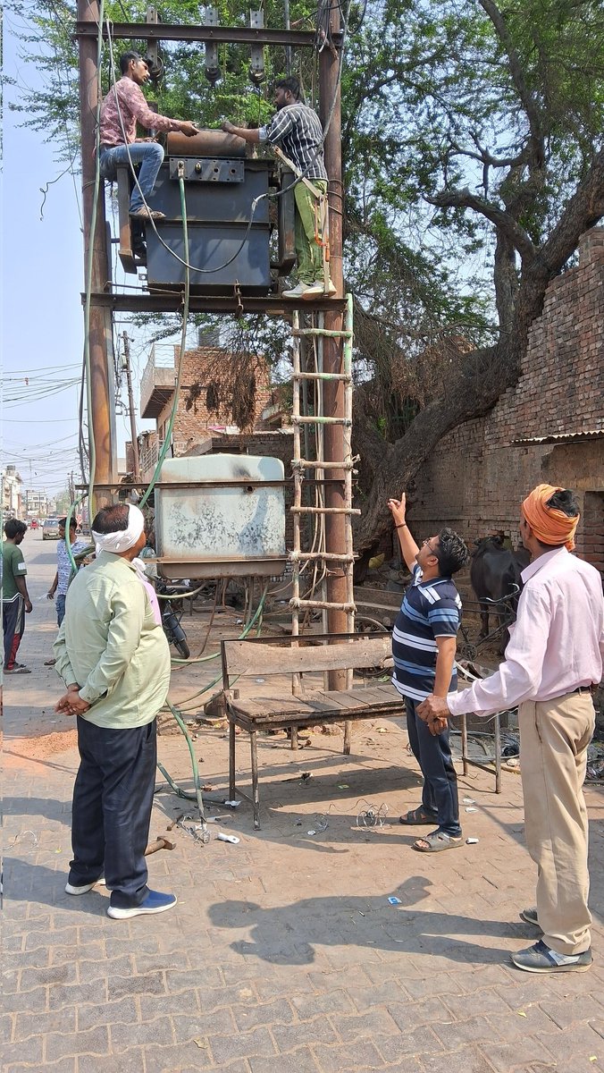 कार्यशाला हाथरस टीम द्वारा वितरण के सहयोग से 100 kva परिवर्तक का साइट पर ही अनुरक्षण कार्य कराया गया <a href="/e_aligarh/">E.E W/S Aligarh</a> <a href="/MDDVVNL/">MD DVVNL AGRA</a> <a href="/dvvnlhathras/">DVVNL HATHRAS</a> <a href="/dvvnlhq/">Dakshinanchal Vidyut Vitran Nigam Limited</a>