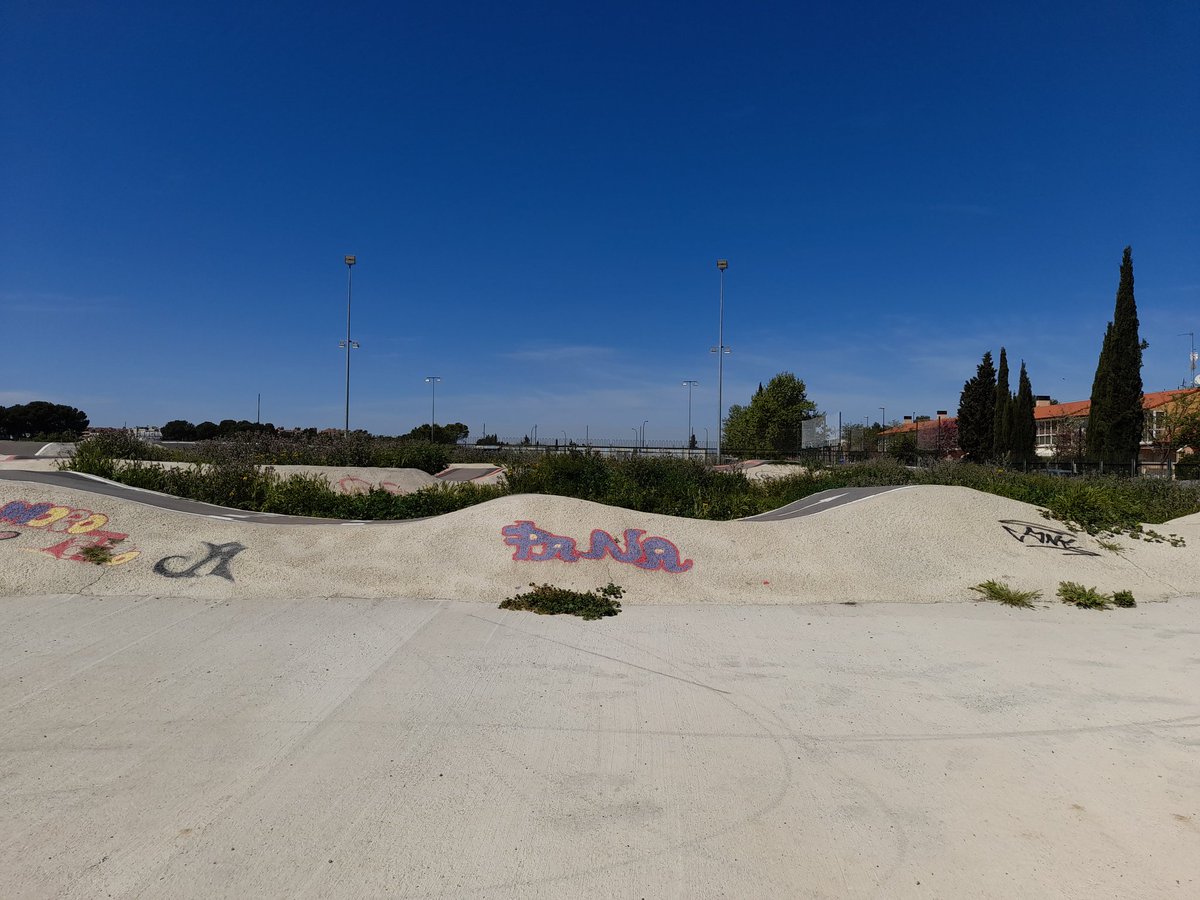 VinosyCatas's tweet photo. @zaragoza_es @Fragalan este es el lamentable estado en el que se encuentra el pumb- track de Parque Goya. Un poco de mantenimiento no vendría mal. https://t.co/rCX5kyEZ6R