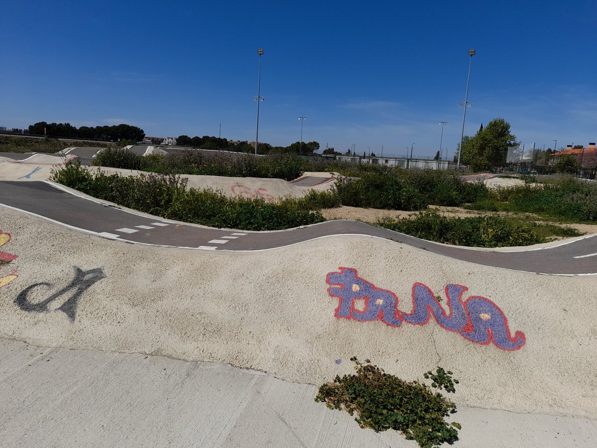 VinosyCatas's tweet photo. @zaragoza_es @Fragalan este es el lamentable estado en el que se encuentra el pumb- track de Parque Goya. Un poco de mantenimiento no vendría mal. https://t.co/rCX5kyEZ6R