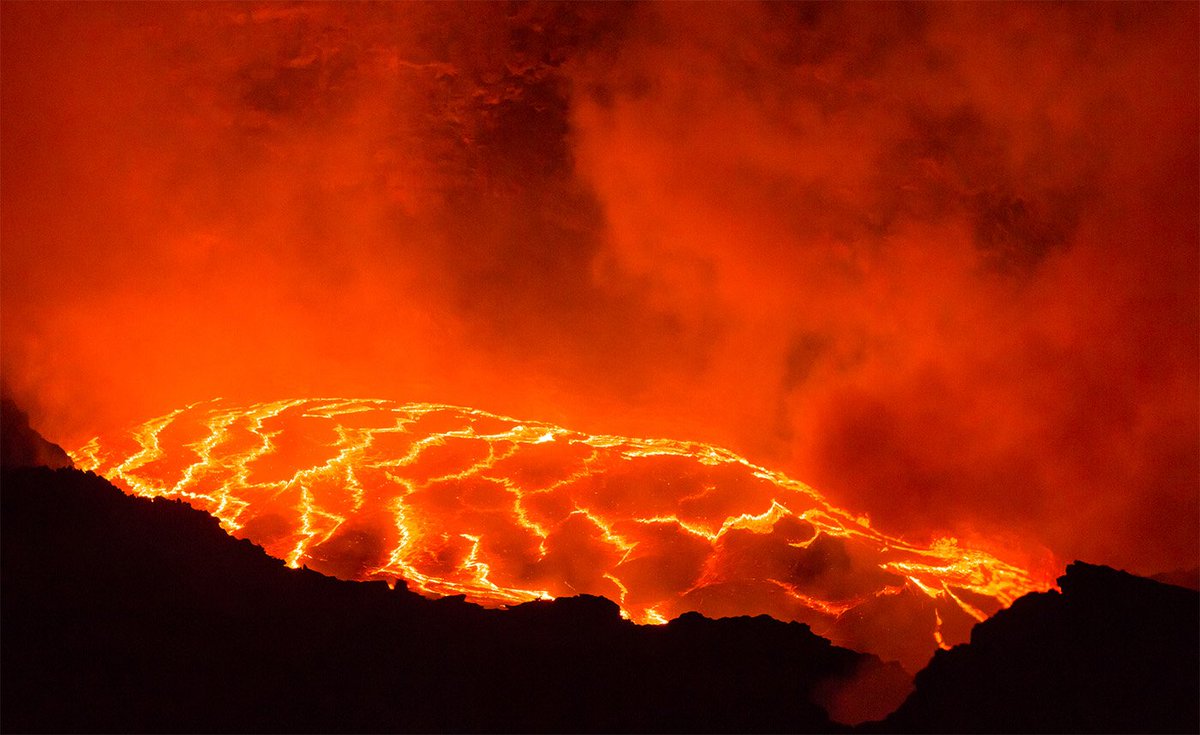 ETEmbassyJIB's tweet photo. #Ethiopia’s #Afar region presents HamedEla, a haven for stargazers with its breathtaking sunsets and shooting stars. A little further, you'll find the #Danakil Depression & #Ertale, where sulfur lakes and colorful stones create a surreal landscape. #VisitEthiopia https://t.co/7kr2DJ24aH