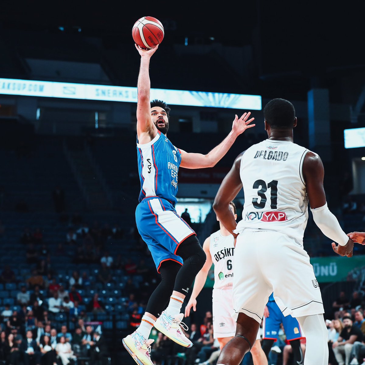 Türkiye Sigorta Basketbol Süper Ligi'nde Anadolu Efes, sahasında Beşiktaş Emlakjet'i 90-75 mağlup etti ve üst üste 9. galibiyetini aldı.