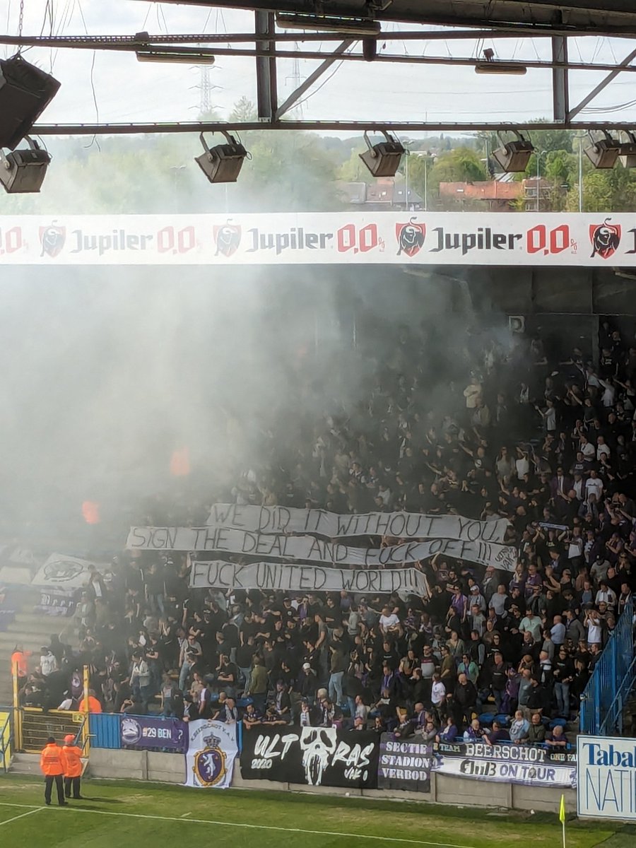 HeymanJelle's tweet photo. Terwijl supporters van @SKBeveren de match laten stilleggen met rookbommen en bengalen (waarvan één richting Beerschot-vak) als reactie tegen het bestuur en de slechte resultaten, zorgt ook @kbeerschotva voor een duidelijke boodschap. Al zijn zij wel kampioen #skbbee https://t.co/v9sgY2skr9