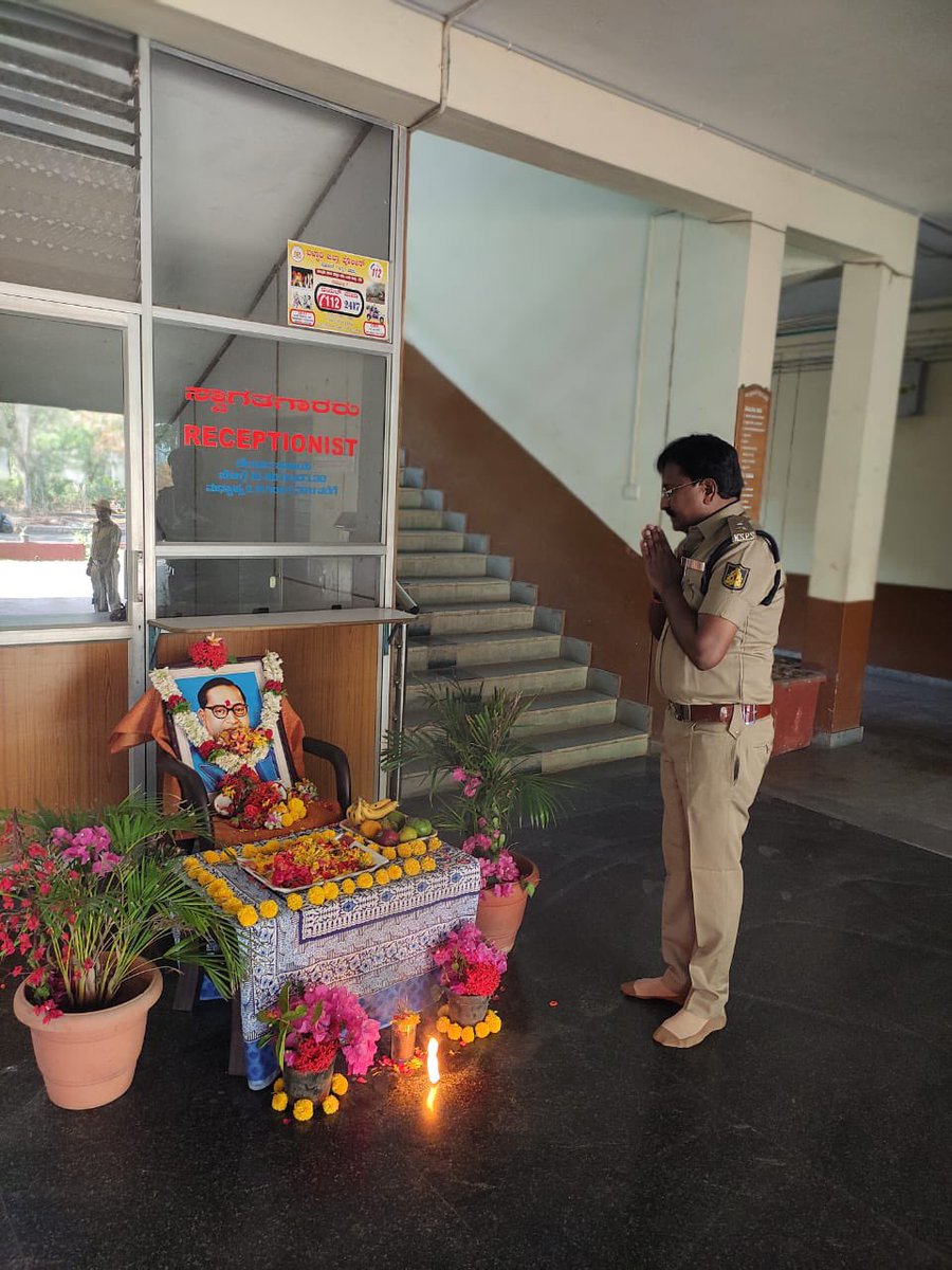 KPRavikumarKSPS's tweet photo. ಇಂದು ಬಳ್ಳಾರಿ ಜಿಲ್ಲಾ ಪೊಲೀಸ್ ಕಚೇರಿಯಲ್ಲಿ ಭಾರತರತ್ನ ಡಾ. ಬಿಆರ್ ಅಂಬೇಡ್ಕರ್ ಜಯಂತಿ ಆಚರಿಸಲಾಯಿತು. ಸ್ಥಳೀಯ ಮುಖಂಡರು ಹಾಗೂ ಪೊಲೀಸ್ ಸಿಬ್ಬಂದಿ ಭಾಗವಹಿಸಿದ್ದರು.

#AmbedkarJayanti2024 https://t.co/SOLhsad9Sd
