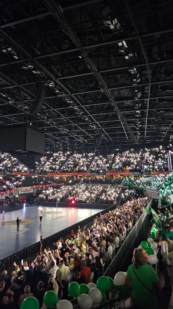 Gisteren tussen 14:00 en 18:00 in een grote achtbaan gezeten. Wat heerlijk om het vanaf deze plek mee te maken. Trots op onze club en het korfbal in zijn geheel. Wat een feest is deze sport toch. 

En bijna (vanuit deze groen witte bril) legendarisch... #ahoy #korfballeague