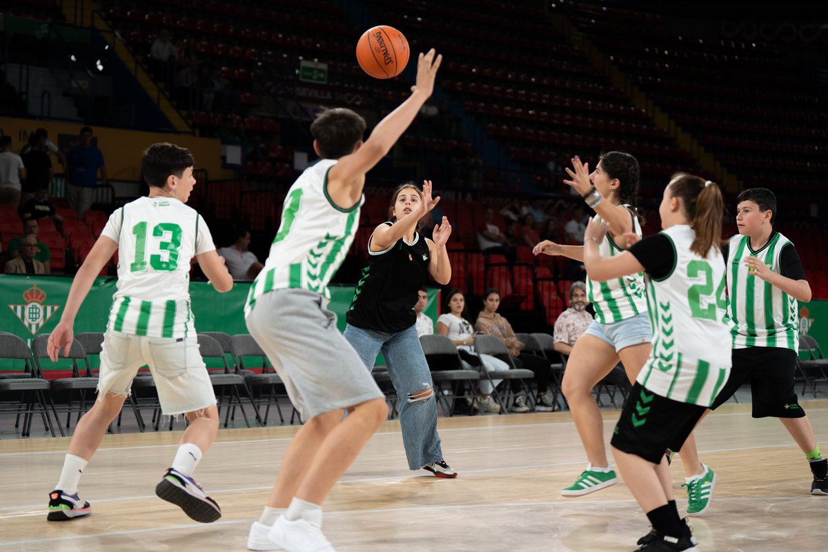 🔝En nuestro medio tiempo nos acompañó la Charanga “La Banda del Topo” 🎶.

¡Gracias a nuestras escuelas por compartir un gran descanso! 💚🤍💚

#RealBetisBaloncestoSanPabloBurgos #SeClavaEnElCorazón #BetisBaloncesto