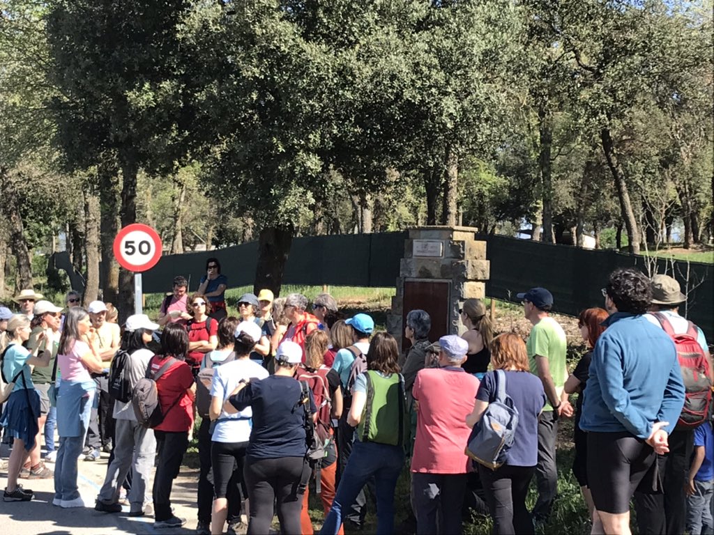 cecalldtnes_eco's tweet photo. Amb un ☀️que esquerdava el cap i una temp 🌡 més típica d'estiu, fruit del canvi climàtic, hem celebrat la Caminada Camí Fol- Tavèrnoles.
Demanem @diba que deixi de fomentar les emissions de CO2 💨💨lligades al vehicle privat i aposti per una transformació sostenible! 🚴🏻🚌🚶🏻‍♀️ https://t.co/jwuJXwZ1gG