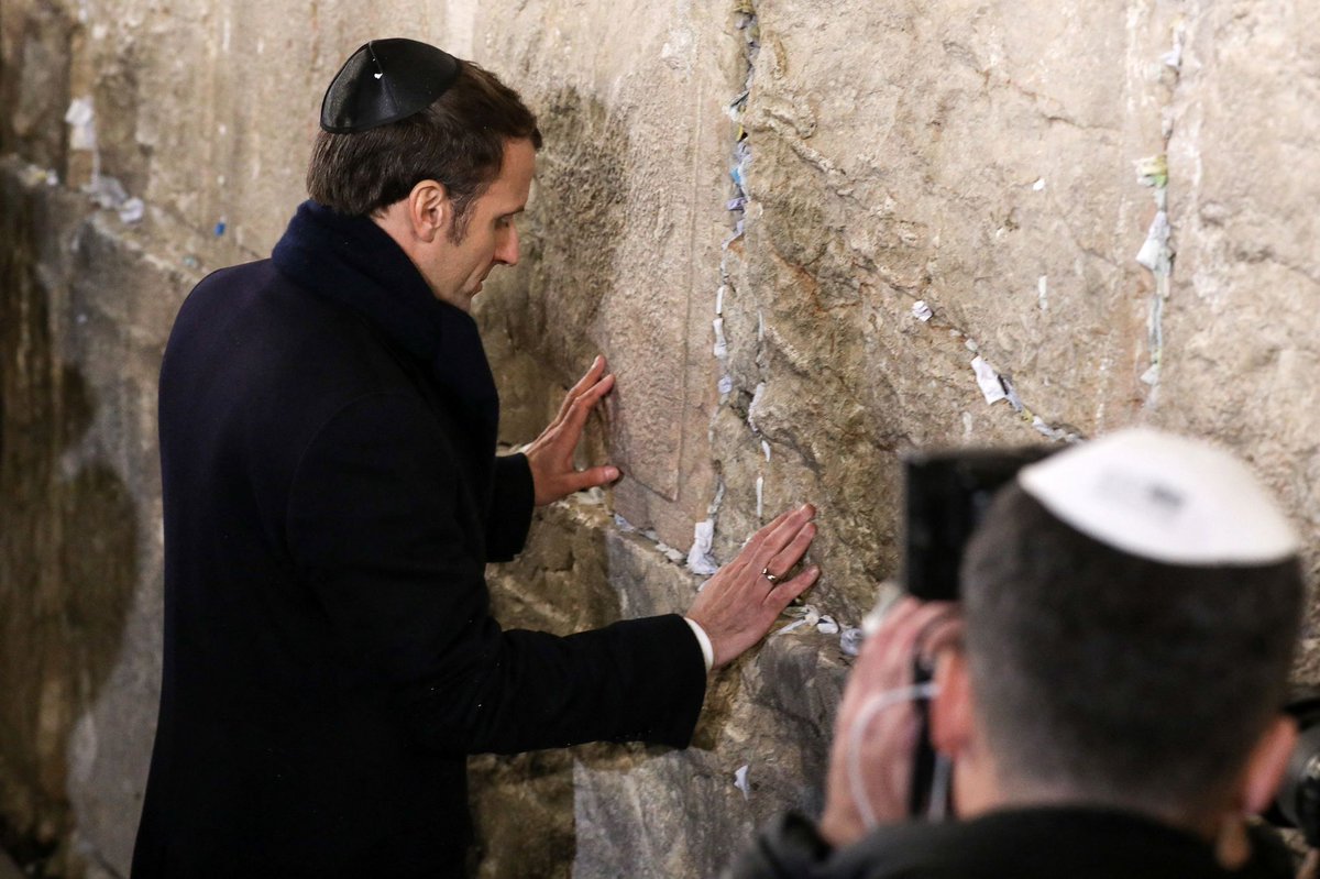 AgrideSierro's tweet photo. @SausseA @Mugi7177 @sadiadetp @CerfiaFR C'est vrai que c'est mieux d'être sous influence macronienne  🤡 https://t.co/F2FZfcDwn4