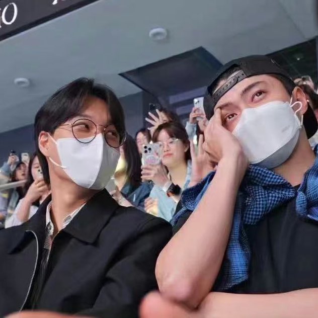 sak__il9's tweet photo. "Bro,you good?"                "No, I miss 
                                                          Exo" https://t.co/RTLTbrIsXF