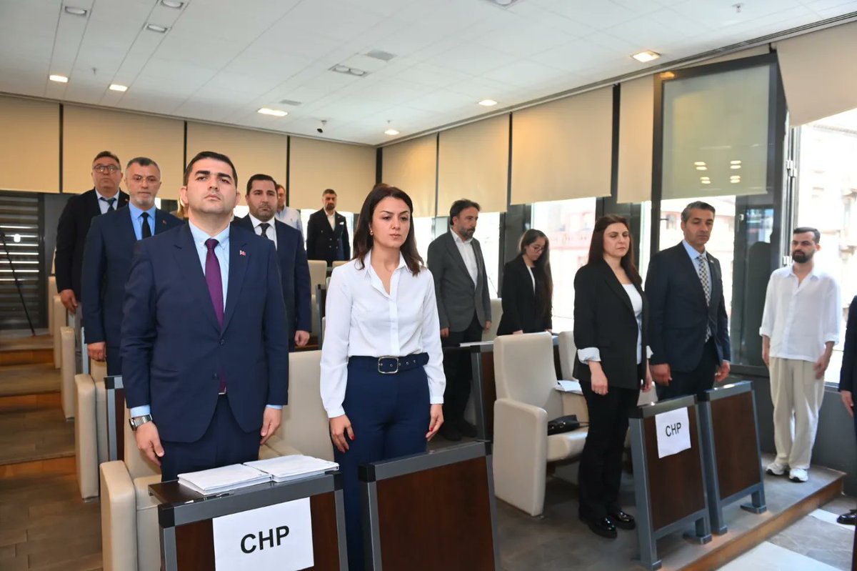 İlk Belediye Meclisi toplantısını gerçekleştirmenin heyecanını yaşadık.
Yeni dönemin ve meclis kararlarımızın, tüm Beyoğlu lehine, hayırlara vesile olmasını dilerim.
<a href="/BeyogluBld/">Beyoğlu Belediyesi</a>