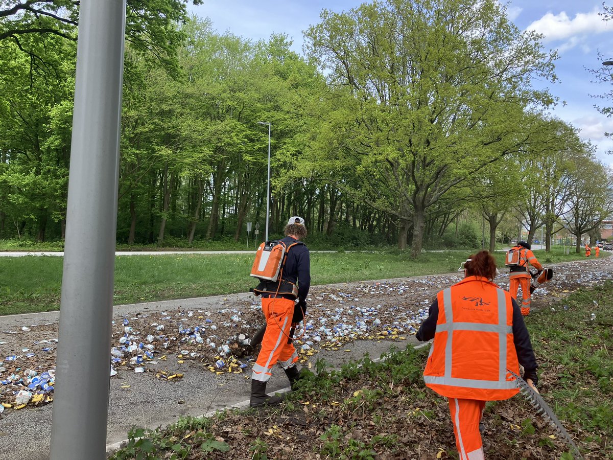 Barbaradejong's tweet photo. Ook de Groene Kruisweg is binnen een mum van tijd weer schoon nadat de laatste loper voorbij is https://t.co/iATWOeze0w
