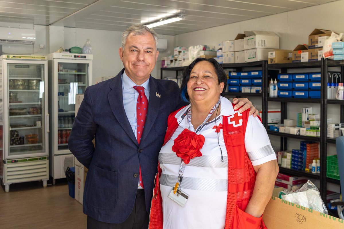 Ana Rosa se jubila después de 38 ferias cuidando de los sevillanos. Es la coordinadora farmacéutica del dispositivo sanitario de la #FeriaSevilla24 desde 1987. 😊 Su medicamento más efectivo es su alegría y vocación por atender a los demás. ¡Gracias por tu gran trabajo!