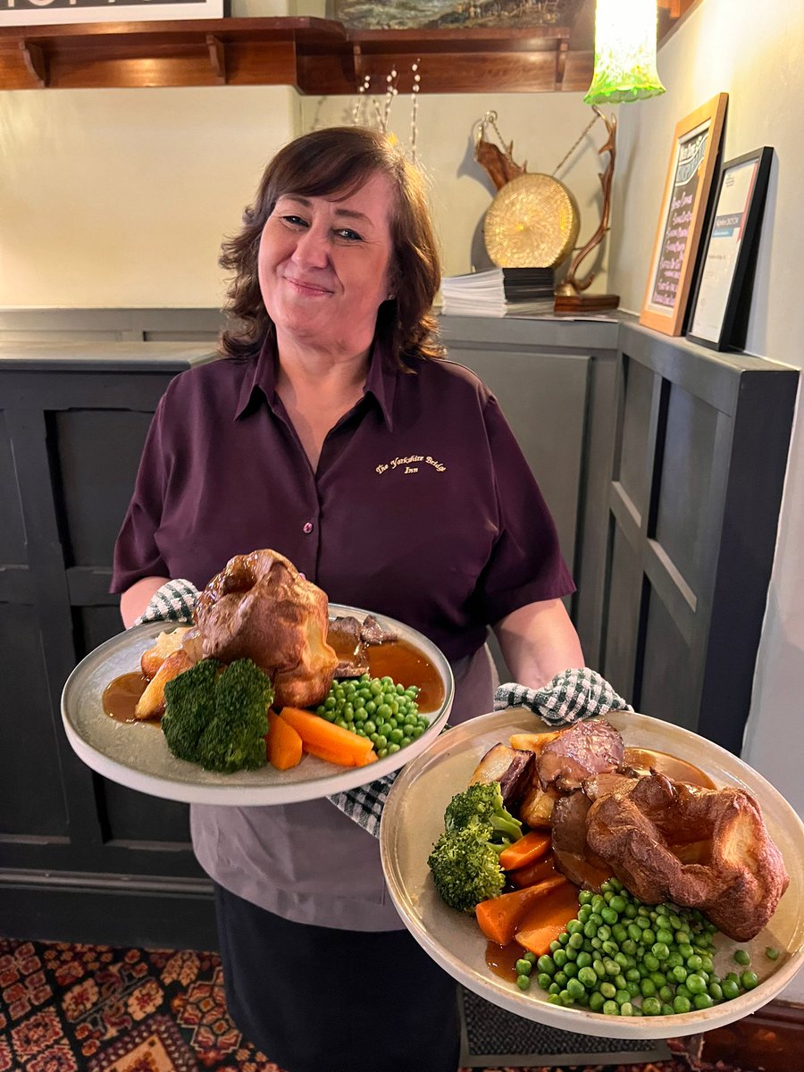 Nothing beats a relaxing Sunday at your favourite country pub with plates full of belly-warming goodness! 

#sundaylunch #sunday #sundayroast #food #foodie #foodporn #lunch #sundayfunday #foodphotography #instafood #sundayvibes #eatdrinkexplorepdd #bamford #visitpeakdistrict